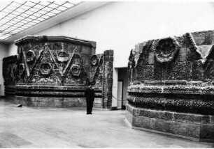 Aufseher vor der Mschatta-Fassade des Museums für Islamische Kunst im Pergamonmuseum, Raum 10