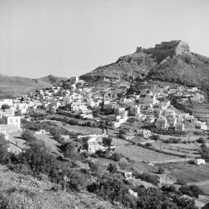 Griechenland. Insel Leros. Agia Marina. Ansicht von Platanos mit dem Ortsteil Christos. Blick zur Burg (7. Jahrhundert) von Südwesten