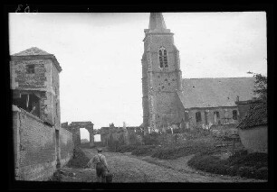 Ligny-Thilloy (Dep. Pas-de-Calais, Frankreich): "Kirche" mit Einschusslöchern am Kirchturm (Distanzaufnahme)