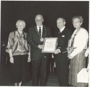 Verleihung der Ehrenbürgerschaft Dr. Meyers, den Bürgermeister der Partnerstadt Hasselt,. Dr. Meyers und Bürgermeister Vogt mit ihren Ehefrauen. Detmold, Rathaus.