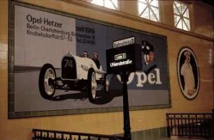 Berlin: U-Bahnhof Wittenbergplatz unter Denkmalschutz; Vorhalle mit alten Plakaten und Theke