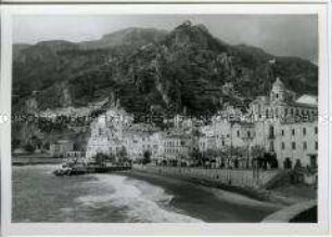 Blick auf Amalfi, Stadt am Mittelmeer, Italien