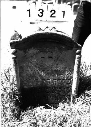 Grabstein 1321 (Index: 100098331) Maße HxBxT: 75x51x11 cm Symbolik: Trauerkranz: Grabstein 1321
