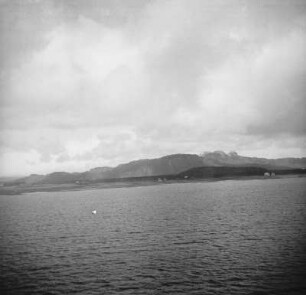 Berge nahe der norwegische Küste : Blick auf Felsmassive an der norwegischen Küste.