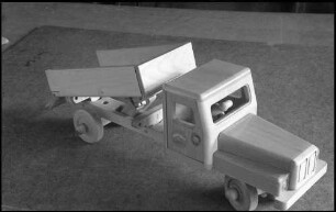 Orschweier: Holzspielzeug Götze, Lastwagen