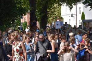 Bad Oldesloe: Kindervogelschießen: Am Bürgerpark Blickrichtung Südwesten: Einzug auf den Exer: Festumzug Ida-Ehre-Schule: 13. Juli 2023