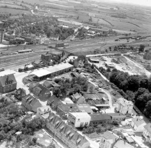 Machinenfabrik Lythall KG (Mommsenstraße): Luftbild des Betriebsgeländes: links Bergstraße, im Hintergrund Bahnstrecke Hamburg-Lübeck, rechts Baustofffirma