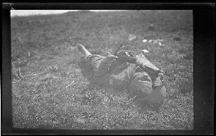 Nicht identifizierbare Gegend in Nordfrankreich oder Belgien: gefallener Soldat auf dem Feld (Vorderansicht, Nahaufnahme) ("Gefallene")