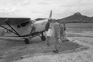 Flugplatz : Vier Männer vor einem Flugzeug auf dem Flugplatz von Dodoma.