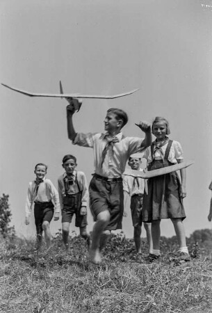 Segelflieger (Pauschwitz??) : Kinder spielen mit Segelflugzeugen