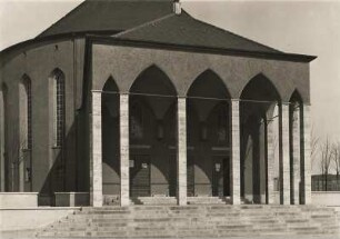 Berlin. Siedlung Tempelhof. Ansicht der von 1927 bis 1928 errichteten Evangelischen Kirche (Evangelische Paulus-Kirchgemeinde Tempelhof). Hier der Zugang zur Kirche