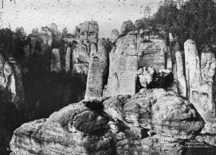 Sächsische Schweiz, Rathener Gebiet. Wehlgrund und Kleine Gans. Blick vom Schweizerhaus (Hotel Bastei) nach Nordosten, rechts der Ferdinandstein