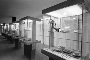 Brüssel: Pavillon Deutschland, Vitrinen mit Porzellan