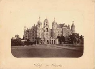 Schloss Schwerin: Ansicht mit der Schlossbrücke von der Stadtseite