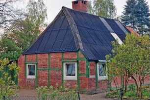 Floggensee (4): traufständige Fachwerkkate mit Blechdach: Giebelseite Wohntrakt: Traufseite