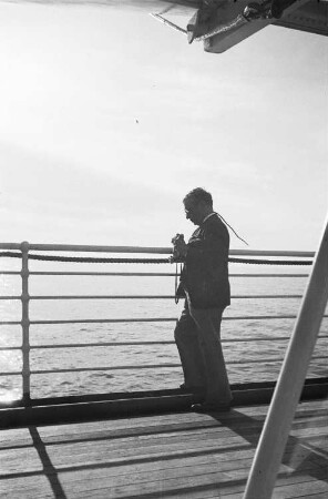 Reisefotos. Mann an der Reeling eines Passagierschiffes