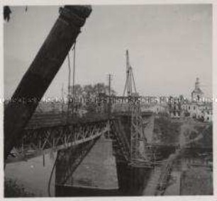 Wehrmachtssoldaten, Bautruppe der Organisation Todt (benannt nach Fritz Todt) beim Brückenbau, Wieder erstellte Eisenbrücke bei Smolensk