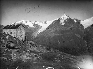 Breslauer Hütte : Wanderer um die Breslauer Hütte (ca. 2844 m) am Fuß der hohen Wildspitze (ca. 3770m).