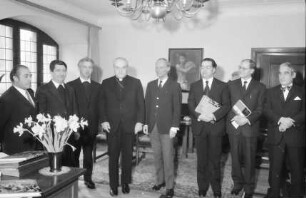 Freiburg: Rathaus, Kardinal Sebastiano Baggio, Sardinien, bei Oberbürgermeister Keidel, Gruppe stehend
