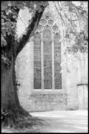 Romainmôtier: gotisches Fenster im Chor, von außen