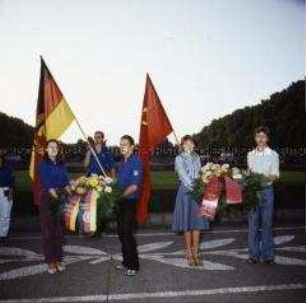 FDJ-Studentensommer: Aufmarsch der Studentenbrigaden am Sowjetischen Ehrenmal im Treptower Park