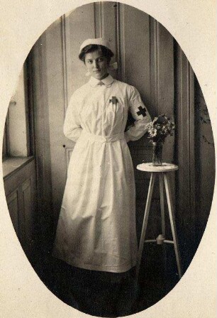 Erster Weltkrieg - Lazarett III Gewerbeschule Karlsruhe. Unbekannte Schwester