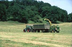 Fotografie: Ernteverfahren, Parallelverfahren, Grassilage, Zweiachsanhänger