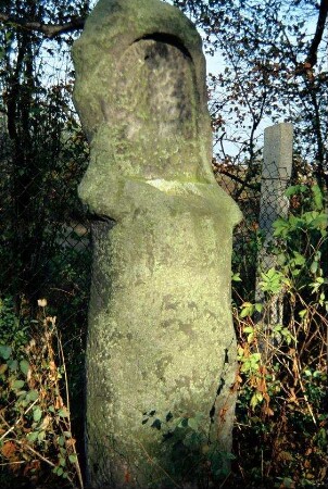 Bildstock auf dem Friedhof; stark beschädigt