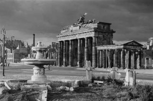 Berlin. Hindenburgplatz, Gemüsebeete an der zerstörten südlichen Springbrunnenanlage (mit unterirdischem Zugang), Blick nach Nordosten gegen Brandenburger Tor
