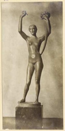 Frauenfigur mit Füllhorn und Frucht : Zwei stehende weibliche allegorische Frauenakte. Frauenfigur mit Füllhorn und Frucht. Bronze (vor 1929; M. Molitor)