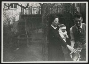 Familie Lohse : Carl Lohse, Johanna Lohse und die Töchter Gerda (ältere) und Maria. Fotografie, 1931/1932. Dresden: SLUB Mscr.Dresd.App.2595,165