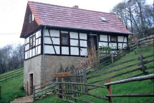 Haus am Hang mit Natursteinerdgeschoss und Fachwerk-OG