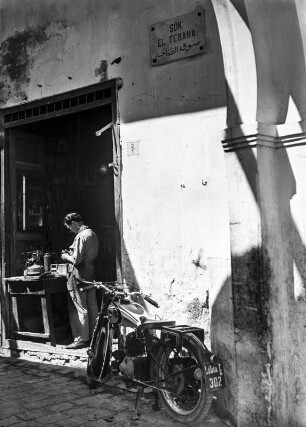 Reparaturwerkstatt : Motorrad vor einer Werkstatt.