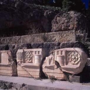 Eleusis. Mysterienstätte. Friesplatten vom Tordurchgang der Kleinen Propyläen. I5/6