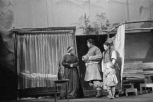 Szenenbilder aus "Der kaukasische Kreidekreis" von B. Brecht mit A. Hurwicz, H. Weigel, E. Geschonneck, Berliner Ensemble, 1954