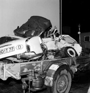 B 404: nach Verkehrsunfall bei Tremsbüttel: Zusammenstoß von zwei Pkws: Wrack von Unfall-Pkw Karmann-Ghia-Cabriolet auf Plattform von Abschleppwagen