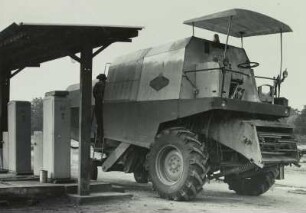 Tankstelle mit Mähdrescher, 1969