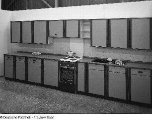 Anbauküche Wobis 84 : Suhl. VEB Thüringer Möbelkombinat Suhl. Hausmesse, 1983. Anbauküche Wobis 84 (1983; VEB Möbelwerk Nordhausen)