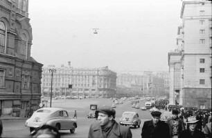 Moskau [Russland]: Verkehrsstraße am Roten Platz
