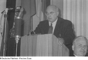 Portrait Johannes R. Bechers am Rednerpult während der Eröffnungsrede der Dritten Verlegerkonferenz
