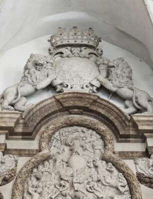 Wandgrabmal des Grafen Josias II. von Waldeck — Wappen als Grabmalbekrönung