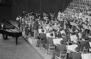 Nationales Kulturensemble der DDR : Blick auf die Bühne mit Chor und Orchester