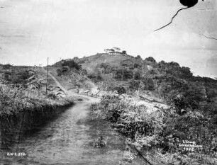 Siedlung : Blick einen Weg entlang auf eine Siedlung