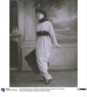 Frau in Kleid von Valentin Manheimer