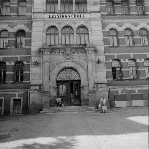 Treuen, Kreis Auerbach. Lessingschule, Feldstraße 9, (erb. 1903). Haupteingang