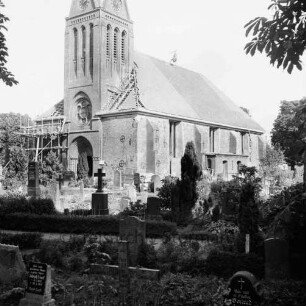 Friedenskirche: Richtkrone auf dem Dach des Kirchenschiffs: Außenansicht von Südwesten: im Vordergrund Kirchhof