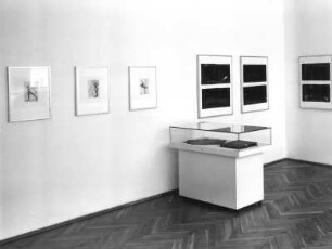 Dresden-Neustadt, Rähnitzgasse. Kunst Haus. Ausstellung "Unter Druck - Graphik, Kunstbuch, Objekte", 17.12.1995 bis 25.1.1996. Raumaufnahme (mit Werken von M. Nagel)