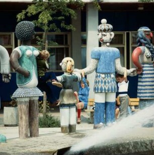 Keramikfiguren am großen Brunnen im Neubaugebiet Rieth, Erfurt