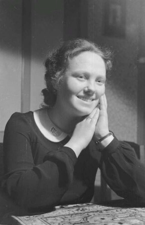 Zweiter Weltkrieg. Auf Heimaturlaub. Junges Mädchen (wohl aus der Familie des Fotografen)