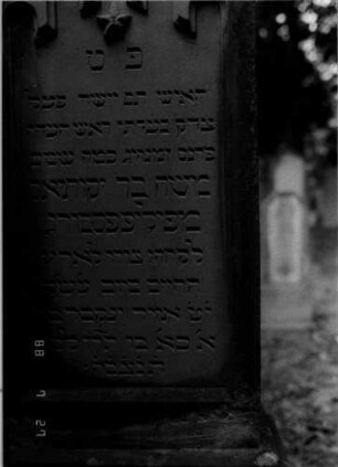 Grabstein 4 (Index: 100110233) Material: Sandstein Zustand: Sockel leicht verwittert Maße HxBxT: 152x61x42 cm Beschreibung: Stele, getreppter Sockel, giebelartiger Abschluß mit Verdachung und Mittelakroter Symbolik: gestelztes Rundbogenfries, fünfzackiger Stern: Grabstein 4B